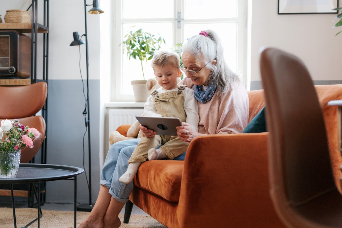 Gardens at Shadow Hills | Senior woman reading with grandchild